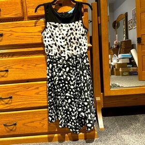 Vera Wang dress worn once size small has scalloped bottom